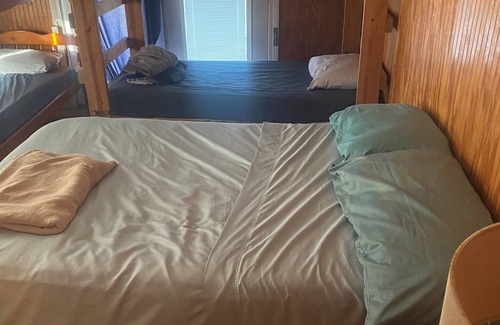 Braithwaite Cabin | Spacious 5-bedroom lodge in brilliant Delacroix with AC, WiFi