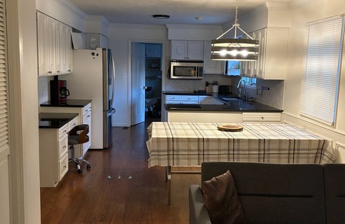 Hutchinson House | Spacious 5 bedroom Retreat with Pool & Tennis Court Near KS State Fair