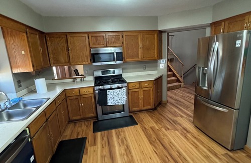 Shoreview House | Spacious 5-bedroom house in charming Circle Pines with WiFi, AC