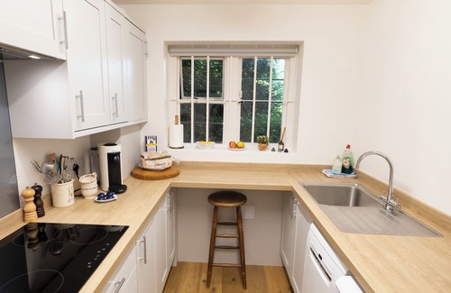 Stratton Cottage | Spacious 5* guest house with private tennis court and beautiful gardens