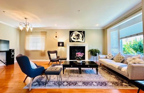 Hastings Villa | Spacious 5BR 3BA Guest Villa - 10 Min to DT - Pet Friendly, Free Parking