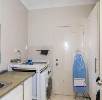 Sunnybank Apartment | Spacious 5BR 3BA Home w Parking and Yard in Sunnybank M11