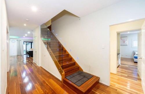 Sunnybank Apartment | Spacious 5BR 3BA Home w Parking and Yard in Sunnybank M11