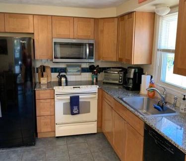 Eastward Look House | Spacious 5BR Beach House Vacation-walk to Scarborough!