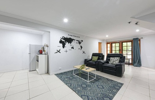Springwood House | Spacious 5BR Retreat w/Balcony Near Hotspots
