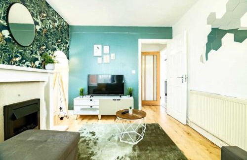 Acresford House | Spacious 6-Bed Home in Coventry, Warwick, West Midlands- Free Parking, Super Fast WiFi