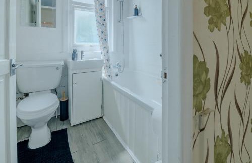 Acresford House | Spacious 6-Bed Home in Coventry, Warwick, West Midlands- Free Parking, Super Fast WiFi