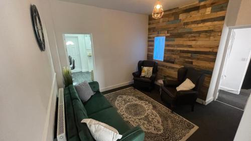 Seisdon House | Spacious 6 Bed Home Near City & Albion Stadium Perfect for Contractors!