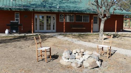 Tyrone House | Spacious 6-bedroom log cabin