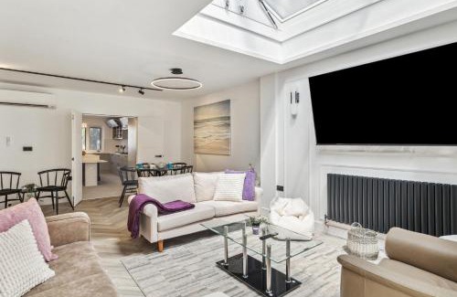 Edgware House | Spacious 6 Bedroom Luxury Home Sleeps 14 Royal Manor 57