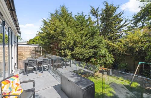 Edgware House | Spacious 6 Bedroom Luxury Home Sleeps 14 Royal Manor 57