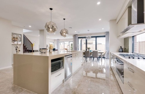 Mambourin House | Spacious 6BR House w/Pool Table Urban Home