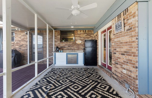 Hampton House | Spacious 7-bedroom, 7-bathroom lake front house in brilliant Hampton, sleeps 17!