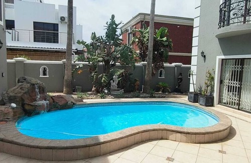 Sunset Beach House | Spacious 7-bedroom house with AC, WiFi in delightful Cape Town
