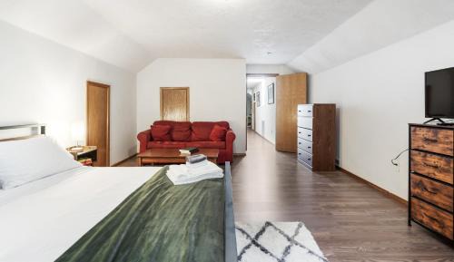 Oak Grove House | Spacious 7-Bedroom House in peaceful Milwaukie with WIFI, AC, Laundry