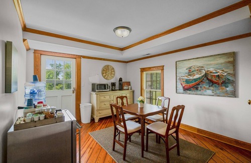 Roper House | Spacious 7-bedroom house Near Mackey's Marina and the Albemarle Sound.