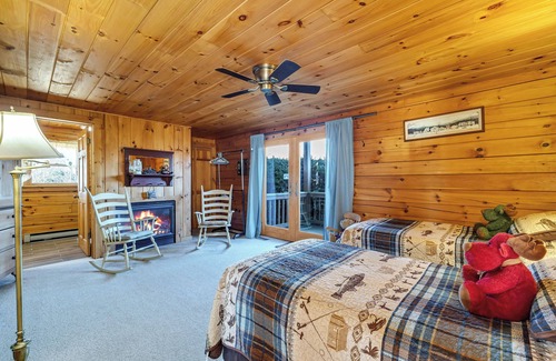Aquashicola Cabin | Spacious 8BD/7BA bed&breakfast on Beltzville Lake in Southern Poconos