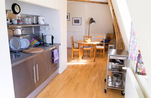 Ambeyrac Apartment | Spacious air-conditioned apartment with large garden