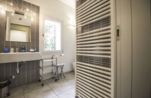 Porotto House | Spacious and bright gray room in country setting with pool