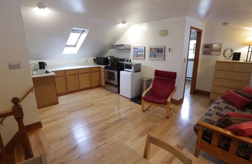 Hamilton Apartment | Spacious and comfortable, king bed and double futon sofa, kitchen, near 7 Oaks