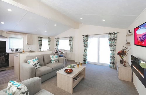 Hexham Ski Chalet | Spacious and contemporary lodge with en suite master bedroom suite.