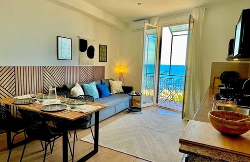 Aspra Apartment | spacious and cozy apartment with a sea view