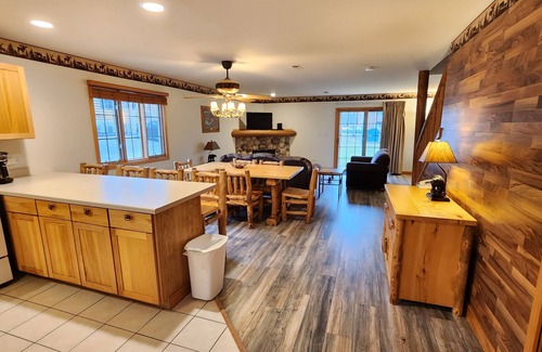Oglesby Cabin | SPACIOUS AND COZY VILLA LOCATED ON RESORT WALKING DISTANCE FROM STARVED ROCK