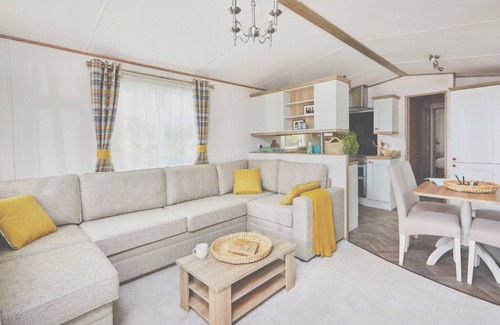 Axminster House | Spacious and luxurious 12-foot-wide caravan with one double and one twin.