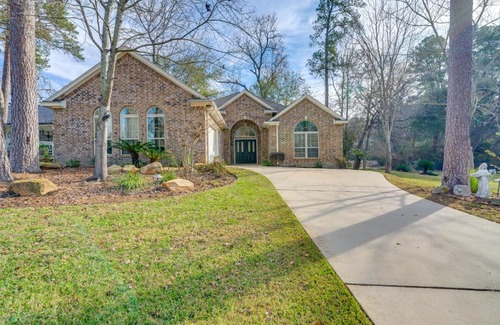 April Sound House | Spacious and Modern Home in Montgomery with Deck!