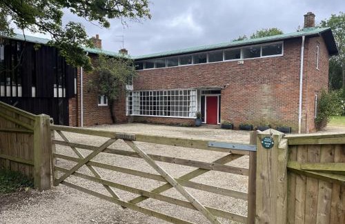 Oxford House | Spacious and stylish with games room, huge garden, peaceful surroundings