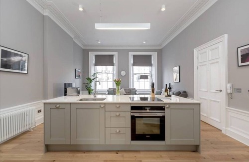 West End Apartment | Spacious Apartment close to Princes Street