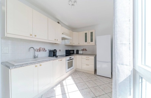 Bron Apartment | Spacious Apartment for 8 People - Bron Grand Clement