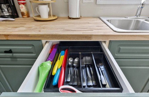 Grand Boulevard Apartment | Spacious apartment in awesome Chicago with WiFi, AC- 4 Bedrooms