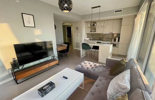 Downtown Toronto Condo | Spacious apartment in the heart of Toronto! Close to historic & touristic sites.