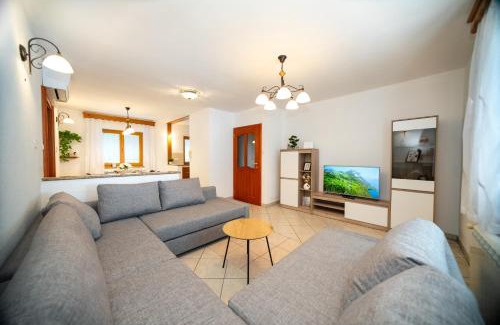 Matavun Apartment | Spacious Apartment Senozece - with terrace & grill