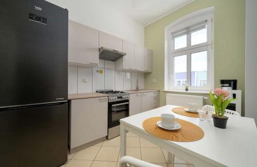 Brochow Apartment | Spacious Apartment with WiFi & Smart TV Remote Working by Noclegi Renters