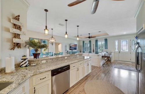 Long Meadow House | ☀️🌴Spacious beach home on a canal 18 minutes to the Manasota key beach 🌴☀️