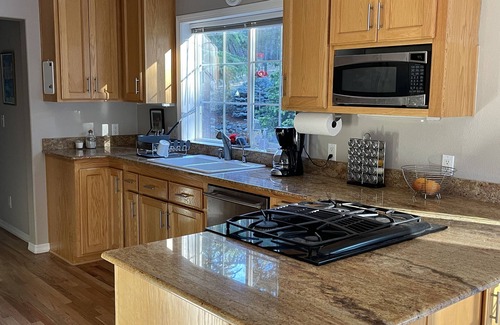 Jacksonville House | Spacious Beautiful Home in Forest, Mountain Views, 5 Min. to Jacksonville, PETS!