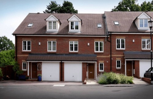 Bracknell House | Spacious Bracknell Four Bedroom House