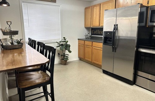 Lynden House | Spacious! Breakfast! Hot tub! Comfy! Location!
