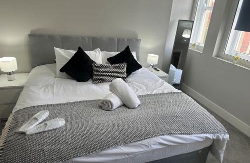 Brentwood Apartment | Spacious, bright 2 bed flat with 1 S/king bed.