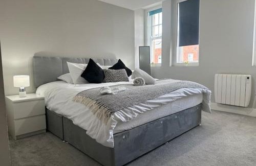 Brentwood Apartment | Spacious, bright 2 bed flat with 1 S/king bed.