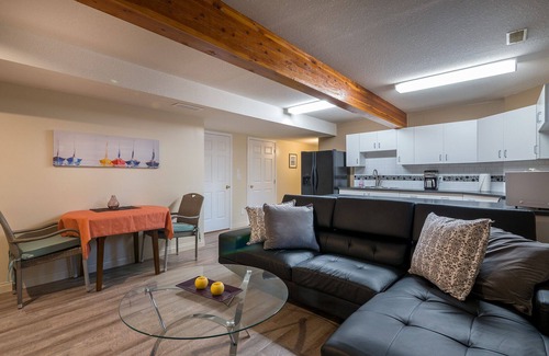 South Central Apartment | Spacious Bright Suite Licence 4087948