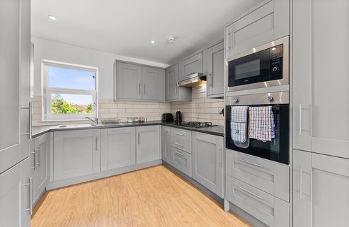 Hanham Apartment | Spacious Bristol Apartment - Parking & WIFI