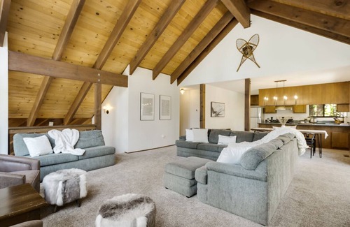 Kingswood Estates Cabin | Spacious Cabin: 10 minutes to Northstar & the Lake