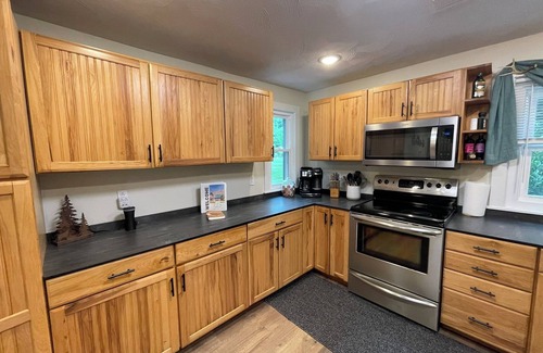 Saxton House | Spacious Cabin Retreat - EZ Boat Parking & Dog Friendly !