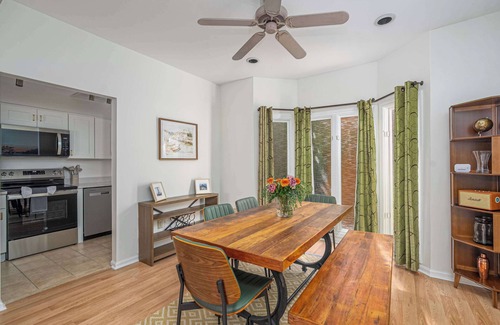 Historic Downtown Savannah Apartment | Spacious Carriage House| King Beds + Free Parking!