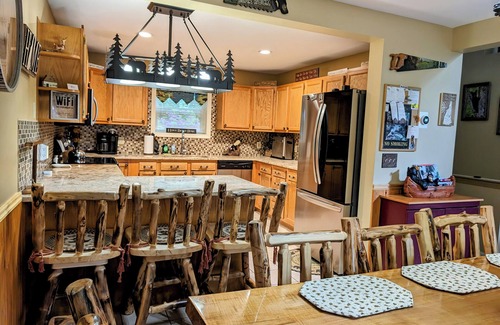 Eidelweiss Village Ski Chalet | Spacious Chalet Vacation Home in the White Mountain Region Sleeps10,Pet friendly