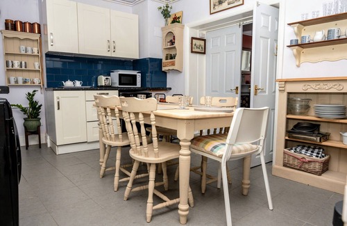 Hornsea Cottage | Spacious Charming Cottage near Lake and Sea