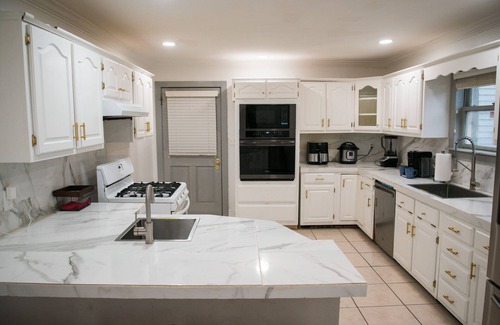 New Pathways House | Spacious Charming Private Room Near Downtown/Medical District